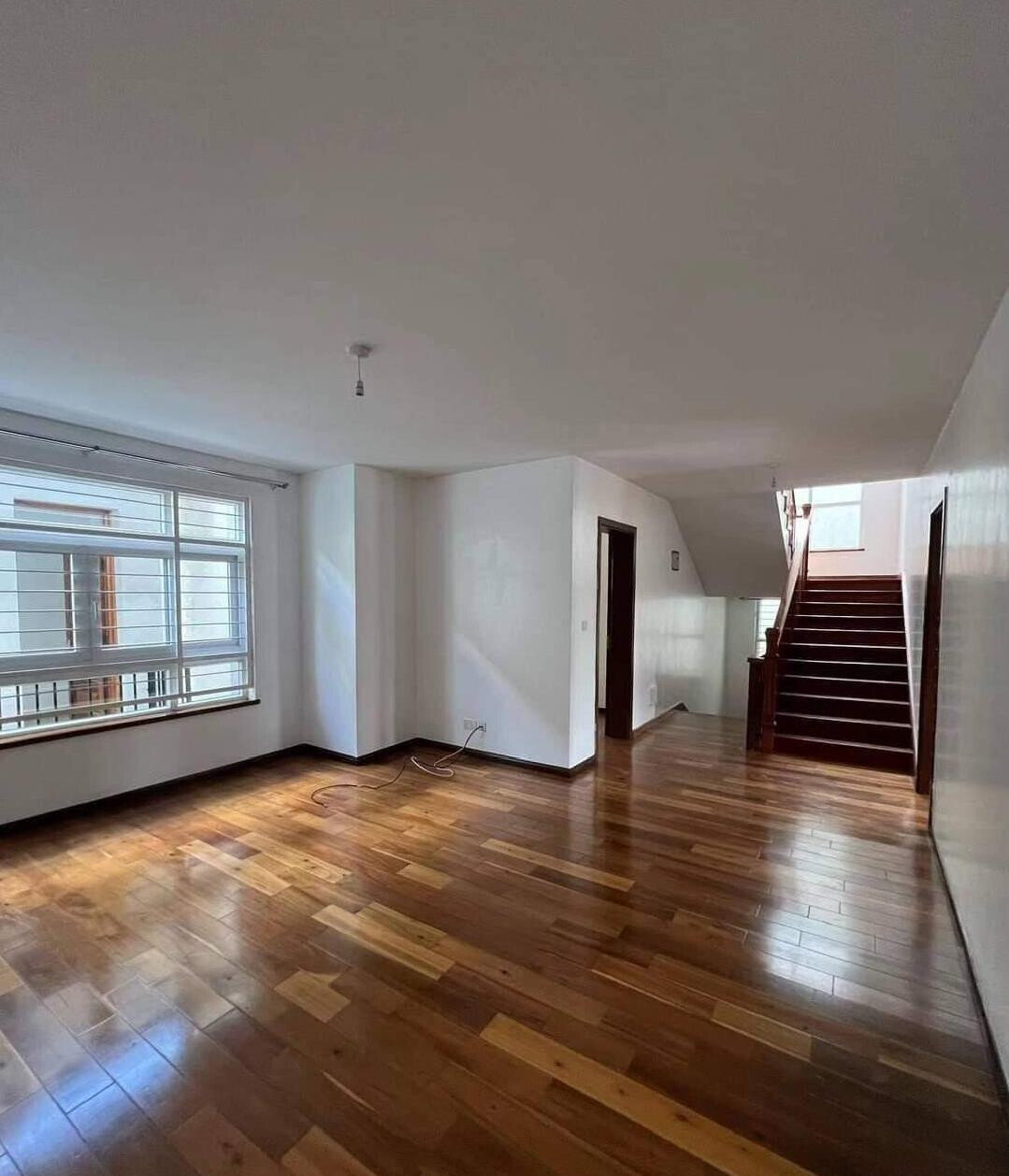 Corner Villa with Fireplace & DSQ - Lavington