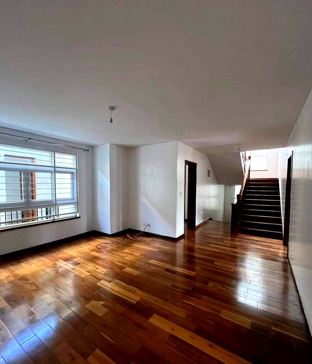 Corner Villa with Fireplace & DSQ - Lavington
