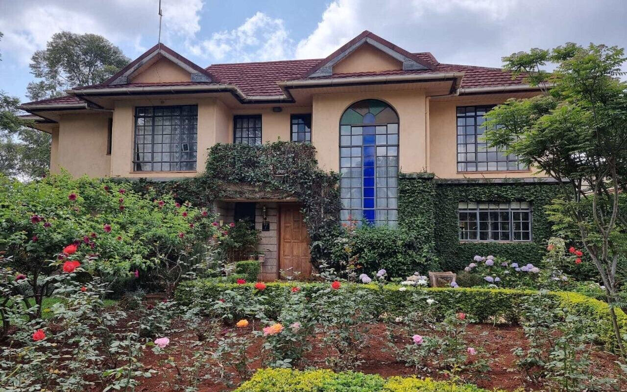 4BR All-Ensuite Townhouse on Half-Acre with Borehole - Runda Mumwe