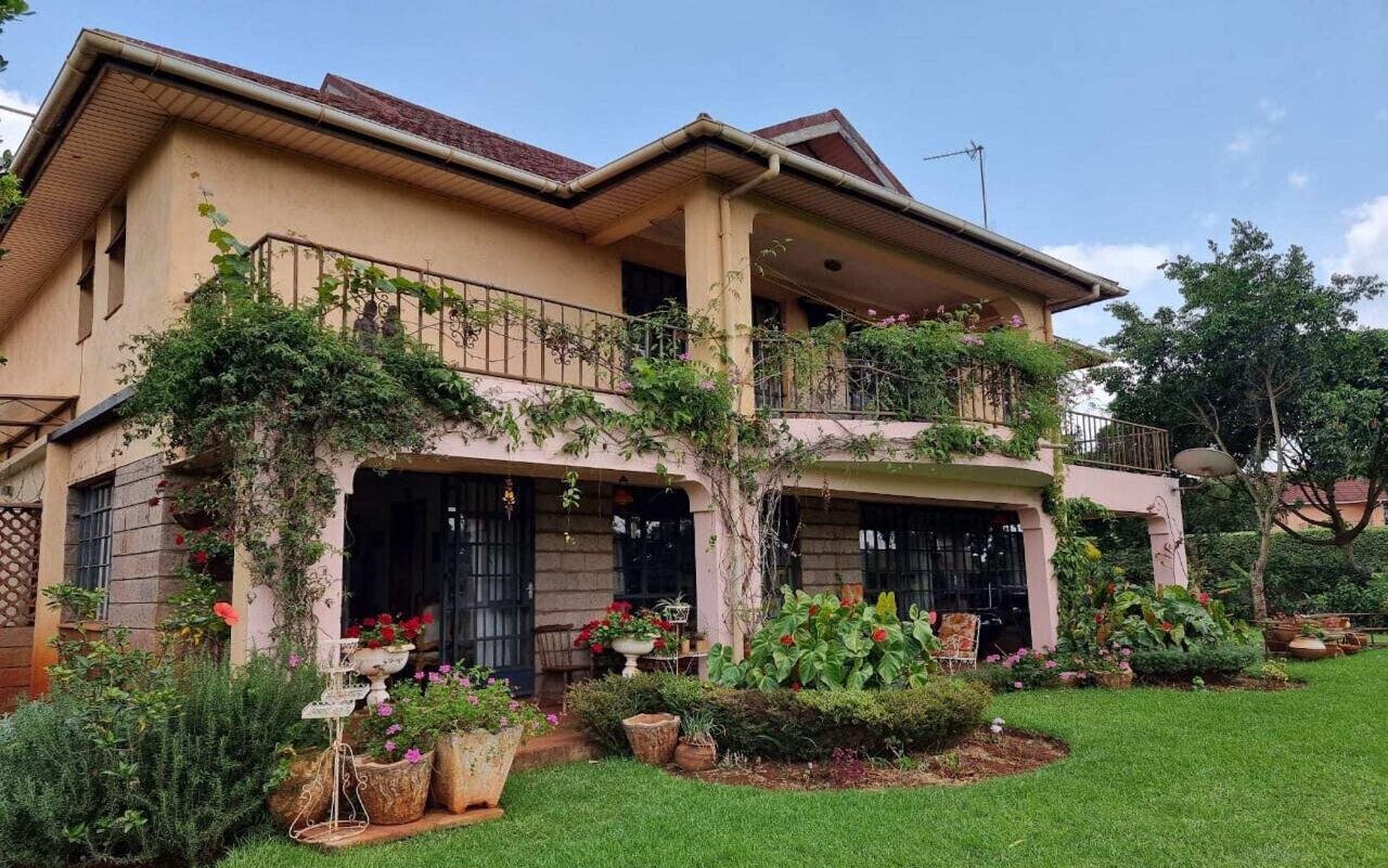 4BR All-Ensuite Townhouse on Half-Acre with Borehole - Runda Mumwe