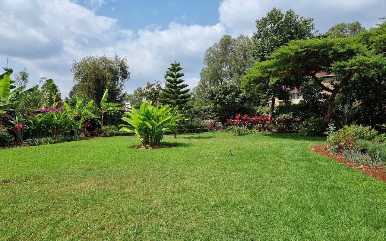 4BR All-Ensuite Townhouse on Half-Acre with Borehole - Runda Mumwe