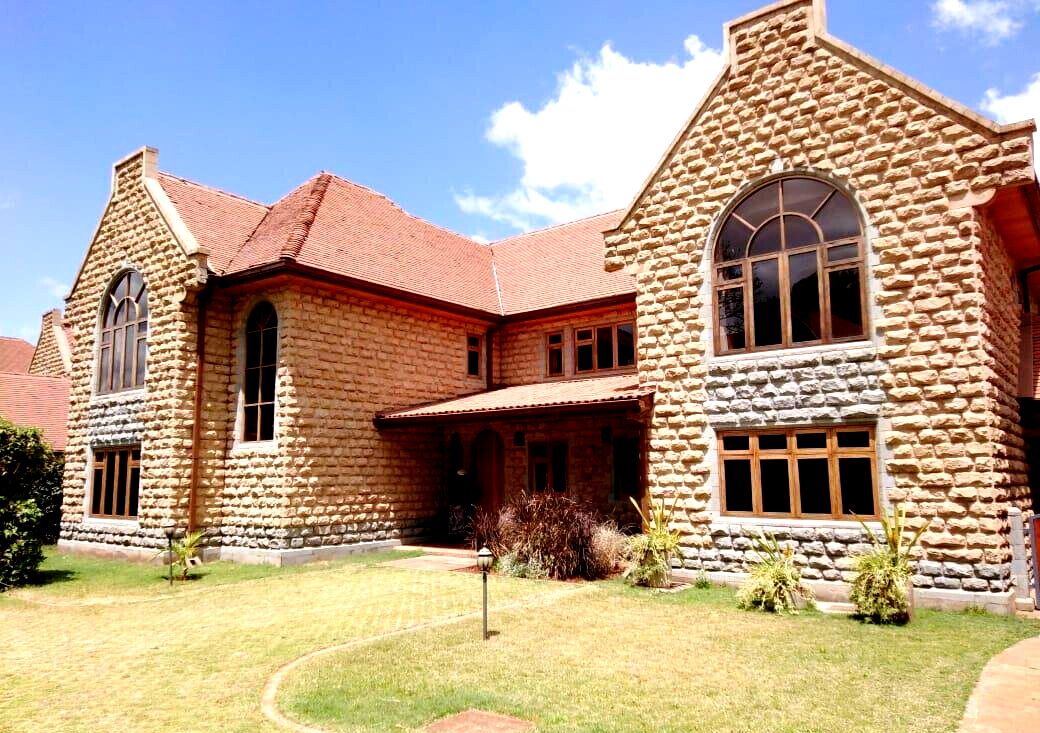Rustic 5-Bed Townhouse with Pool & Gypsum Ceilings – Karen