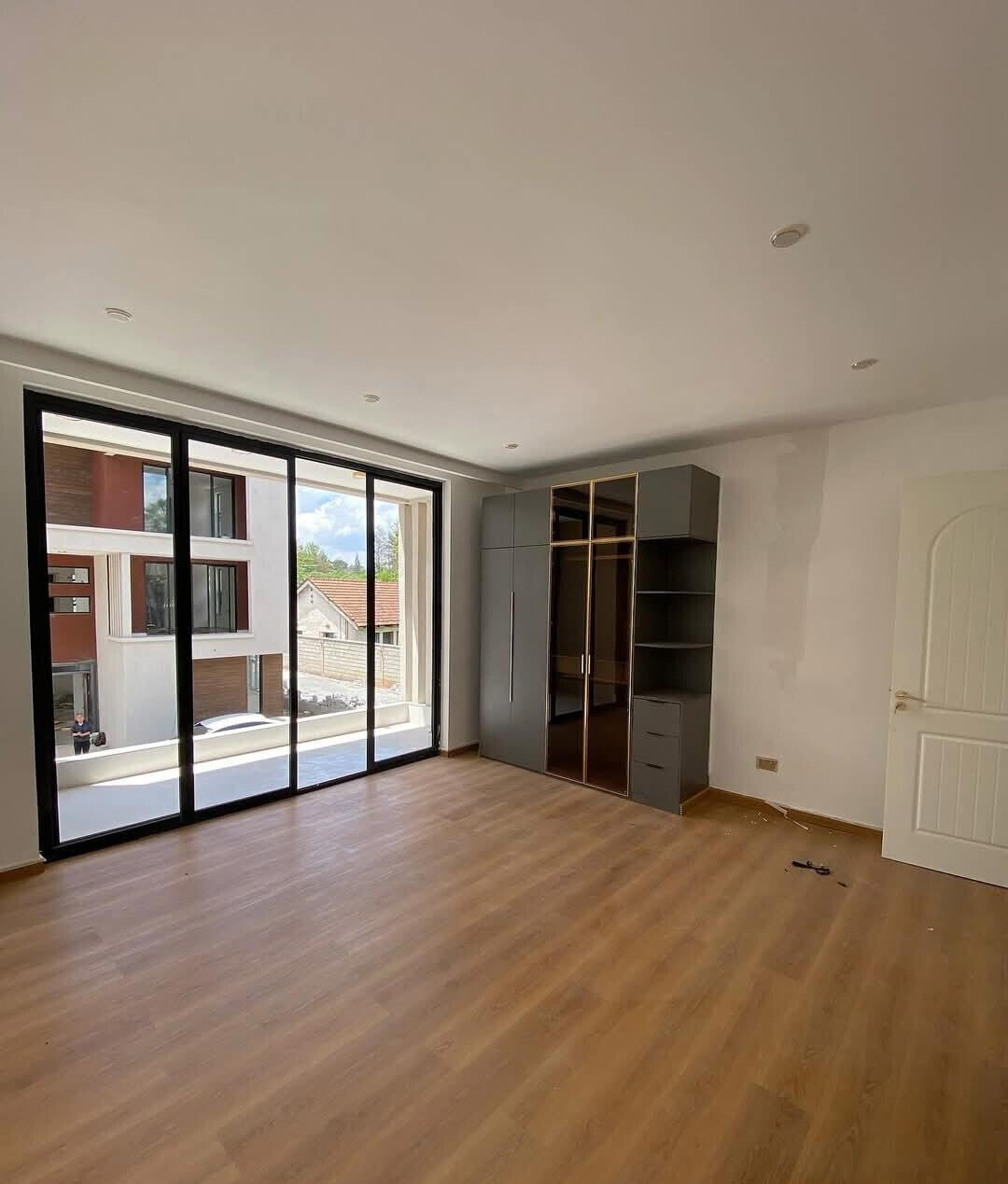 Contemporary 5-Ensuite Villas with DSQ & Private Garden - Lavington