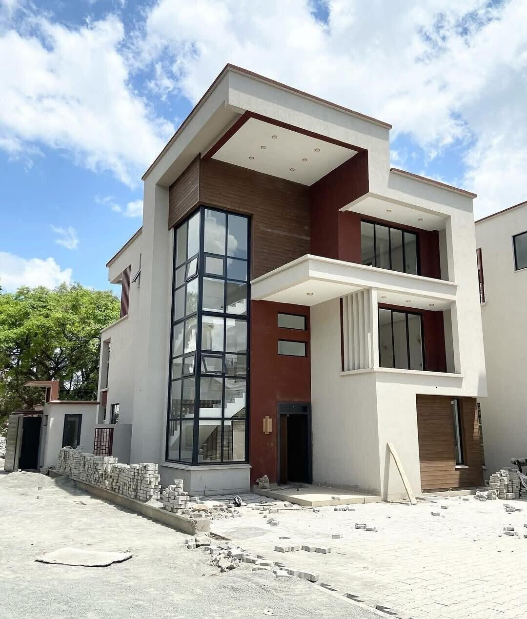 Contemporary 5-Ensuite Villas with DSQ & Private Garden - Lavington