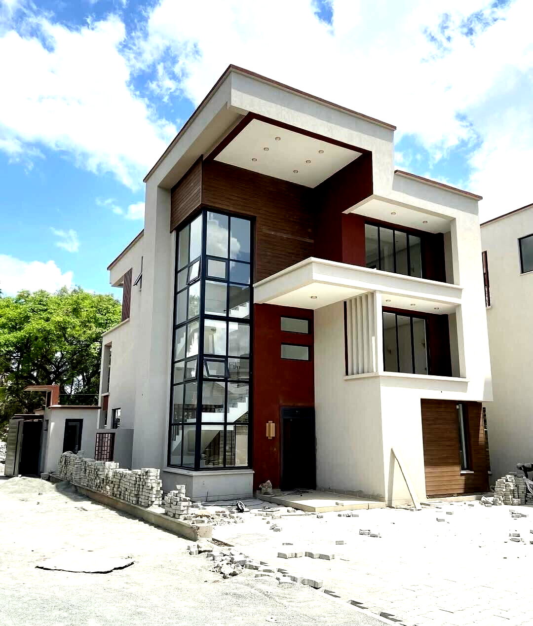 Contemporary 5-Ensuite Villas with DSQ & Private Garden - Lavington