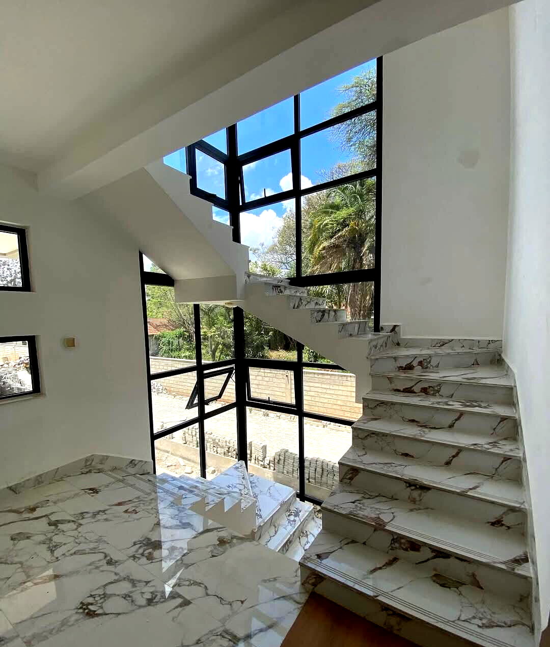 Contemporary 5-Ensuite Villas with DSQ & Private Garden - Lavington