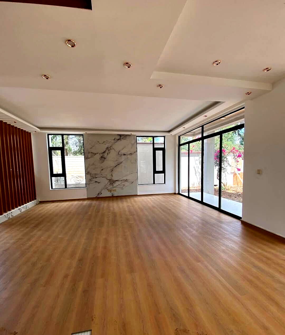 Contemporary 5-Ensuite Villas with DSQ & Private Garden - Lavington