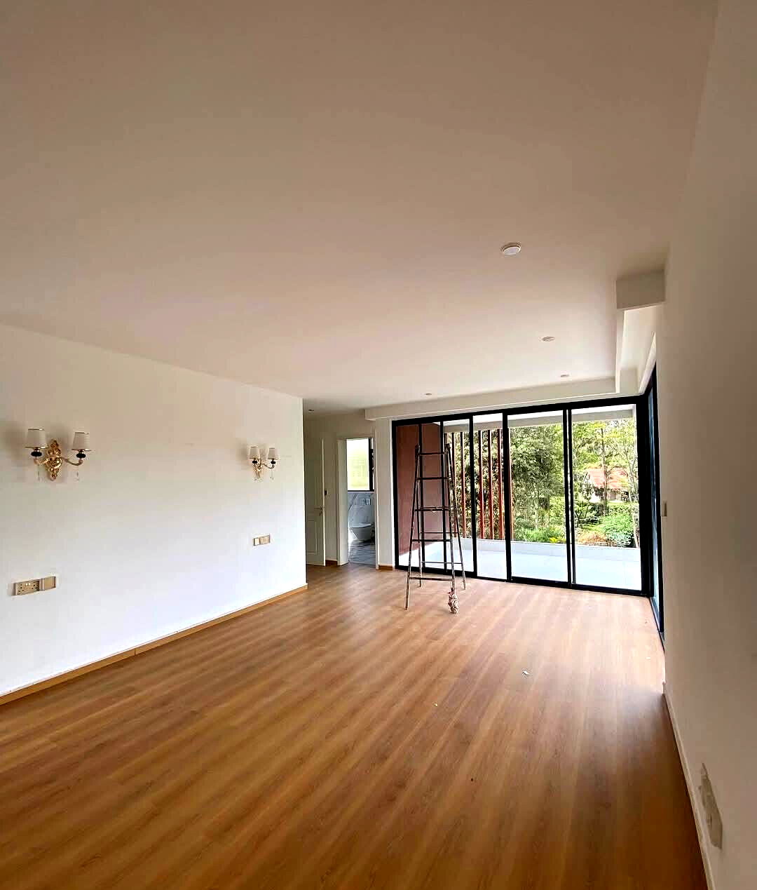 Contemporary 5-Ensuite Villas with DSQ & Private Garden - Lavington