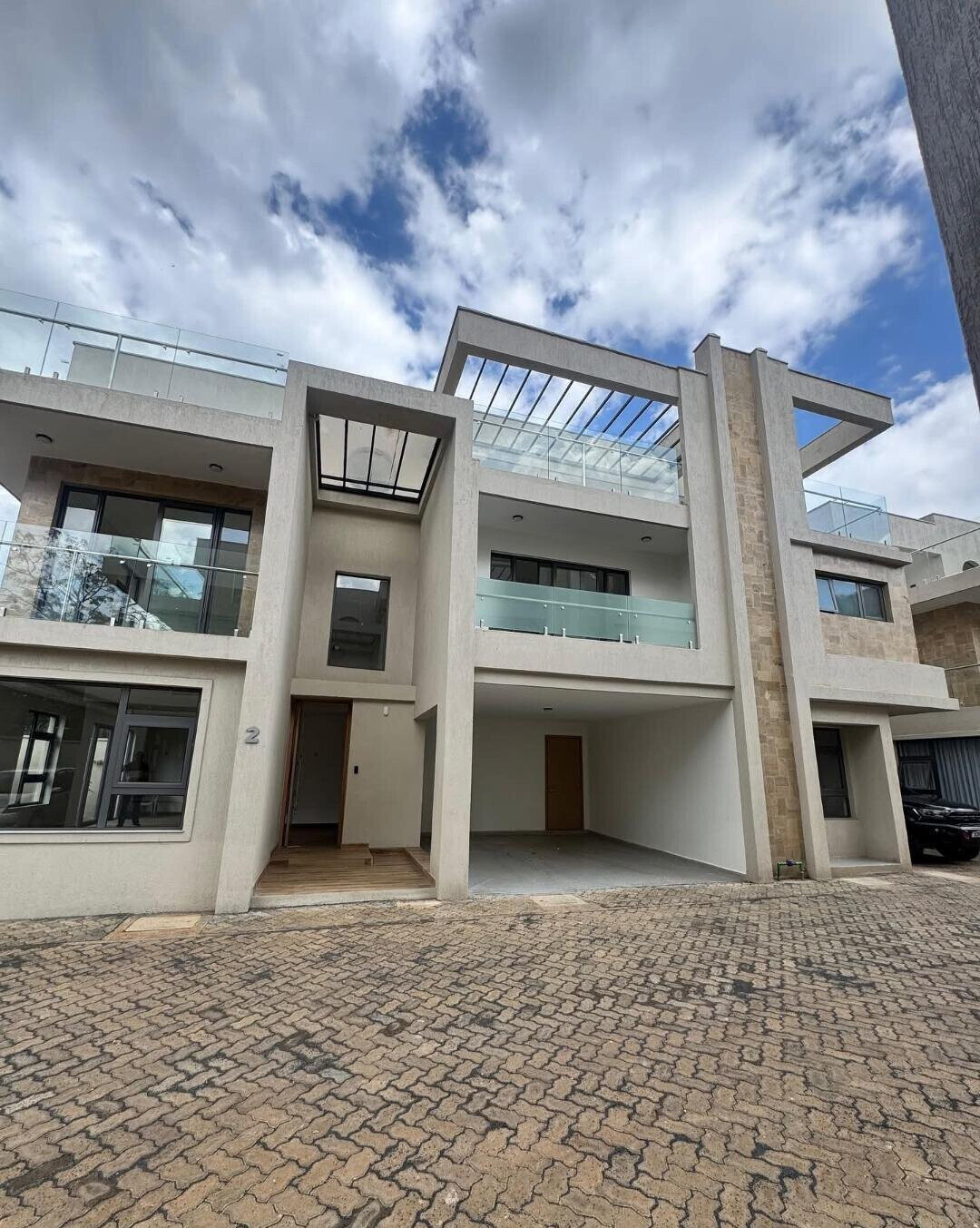 6-Ensuite Townhouse with Rooftop Lounge & Gym - Lavington