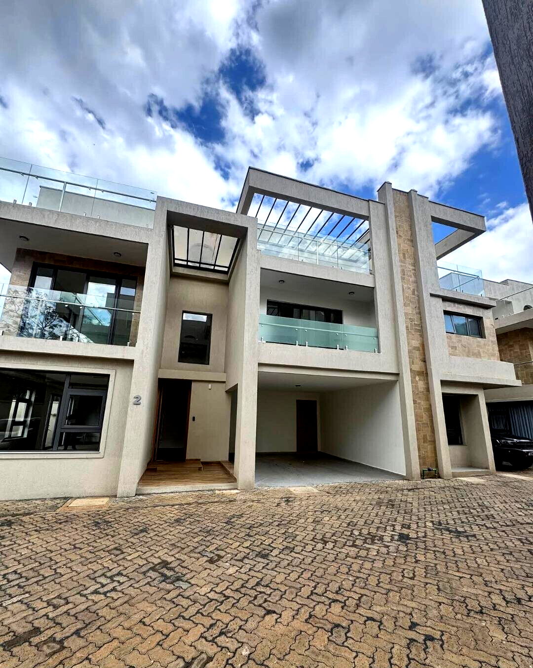 6-Ensuite Townhouse with Rooftop Lounge & Gym - Lavington
