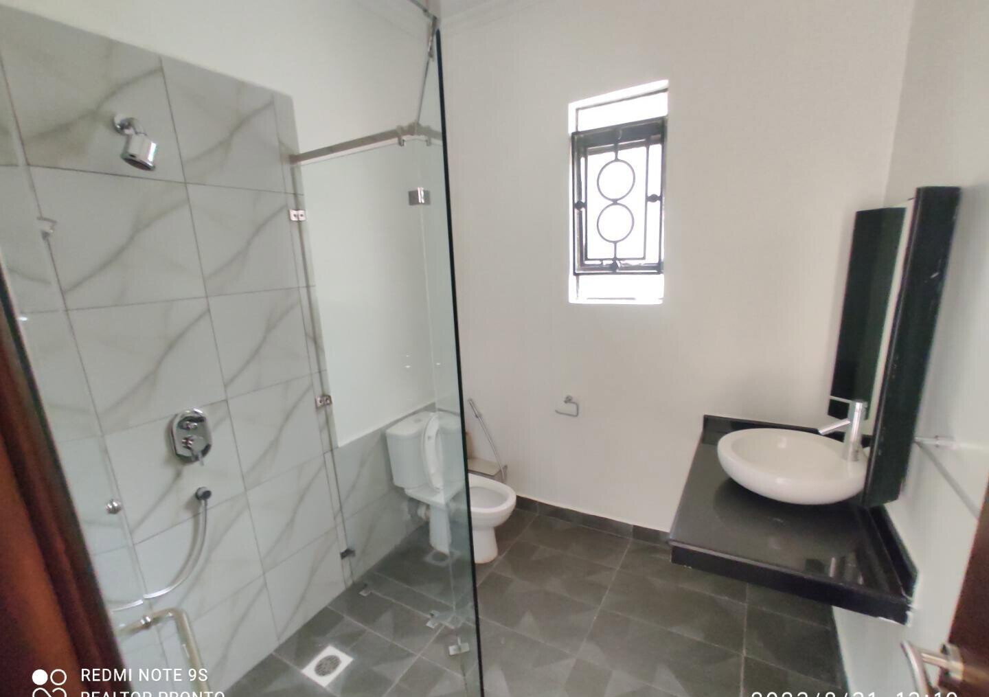 4-Ensuite Townhouse with Fireplace & BBQ Garden - Lavington