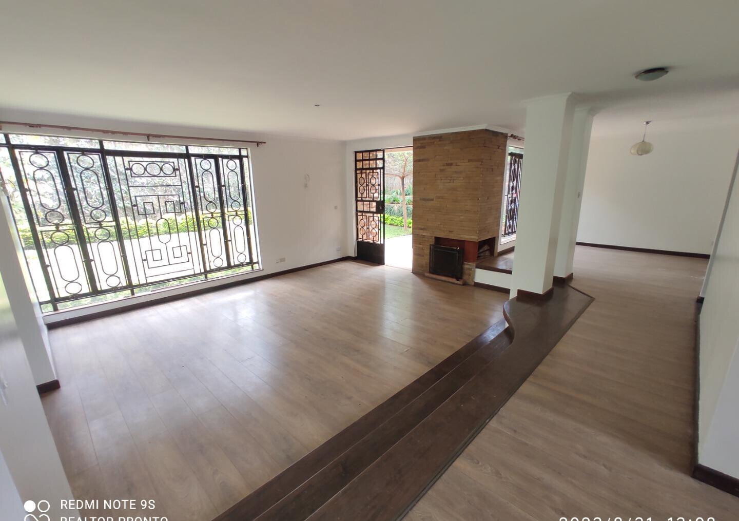 4-Ensuite Townhouse with Fireplace & BBQ Garden - Lavington