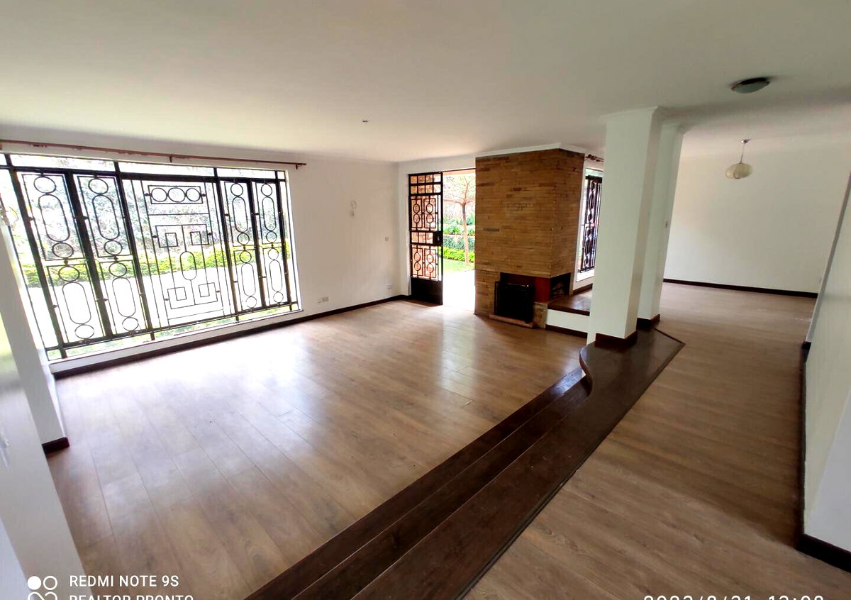 4-Ensuite Townhouse with Fireplace & BBQ Garden - Lavington