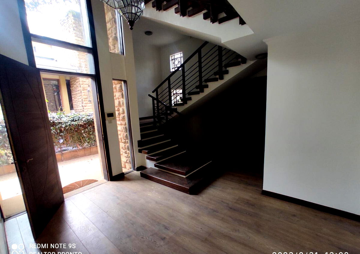4-Ensuite Townhouse with Fireplace & BBQ Garden - Lavington