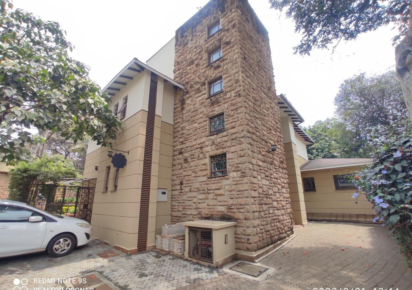 4-Ensuite Townhouse with Fireplace & BBQ Garden - Lavington