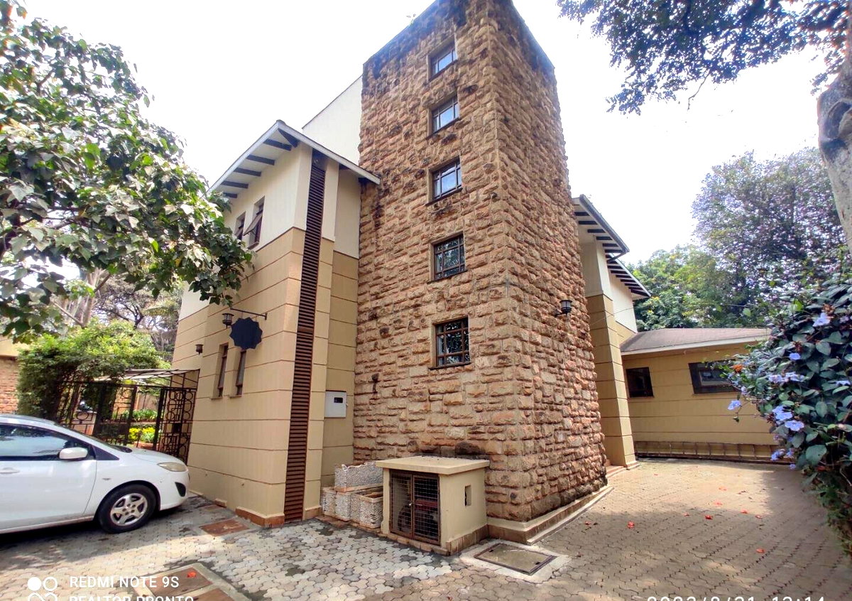 4-Ensuite Townhouse with Fireplace & BBQ Garden - Lavington