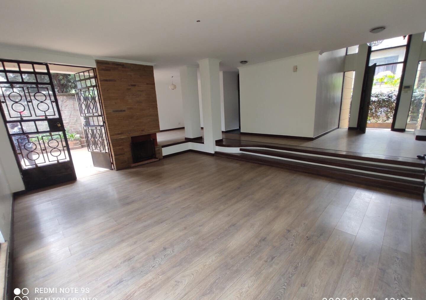 4-Ensuite Townhouse with Fireplace & BBQ Garden - Lavington