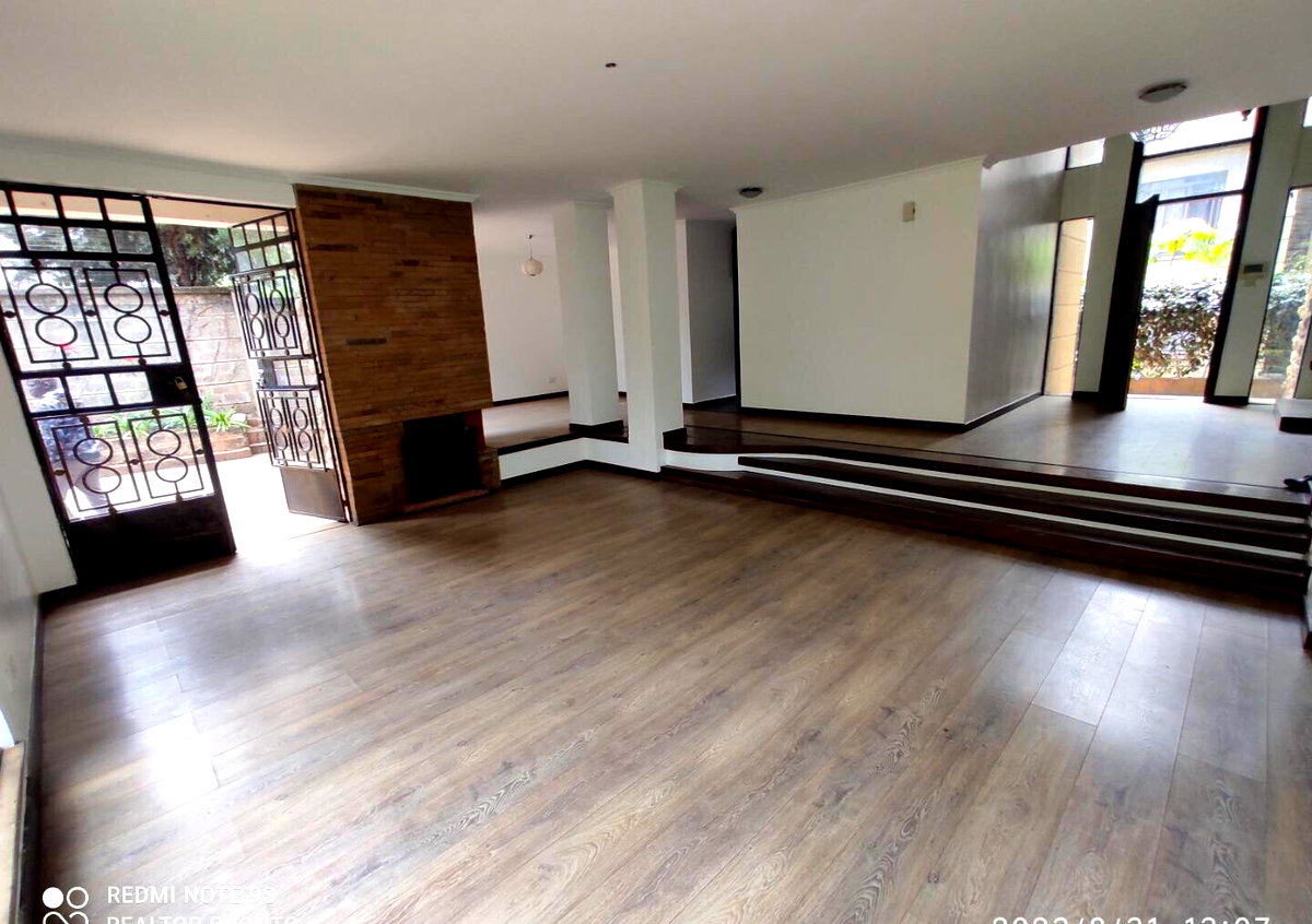 4-Ensuite Townhouse with Fireplace & BBQ Garden - Lavington