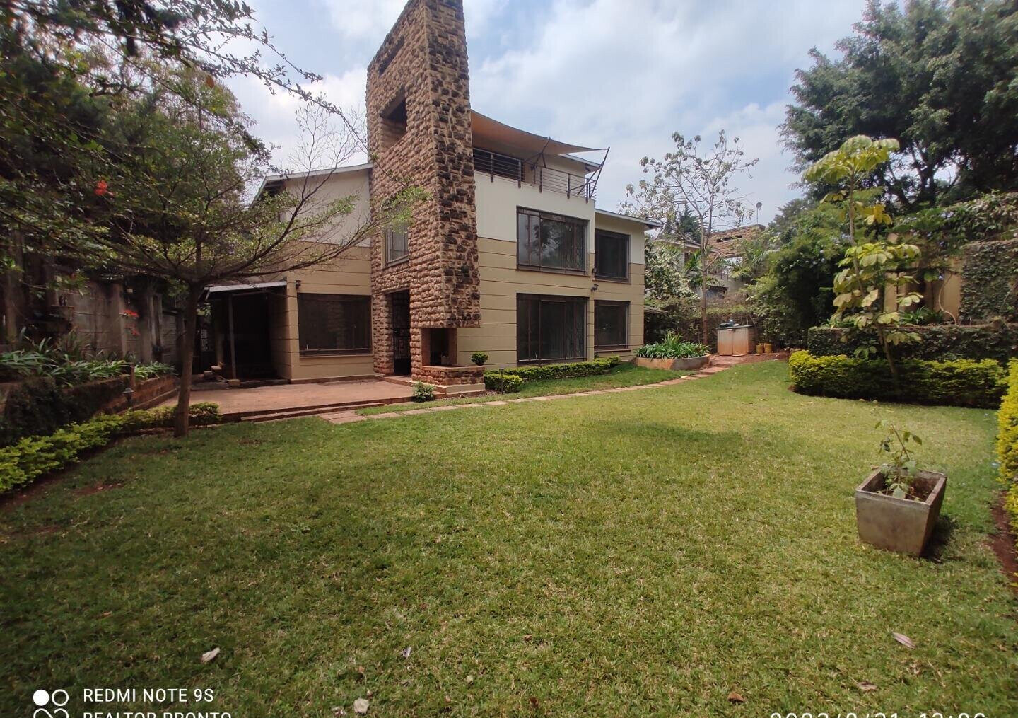 4-Ensuite Townhouse with Fireplace & BBQ Garden - Lavington