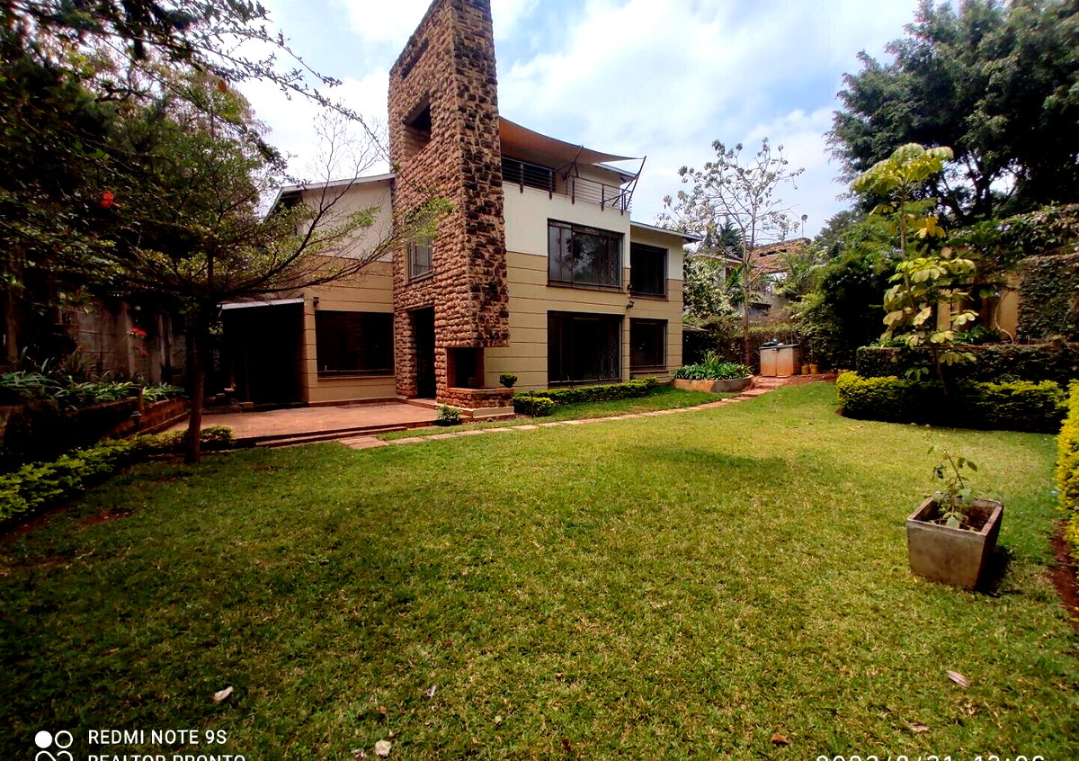 4-Ensuite Townhouse with Fireplace & BBQ Garden - Lavington