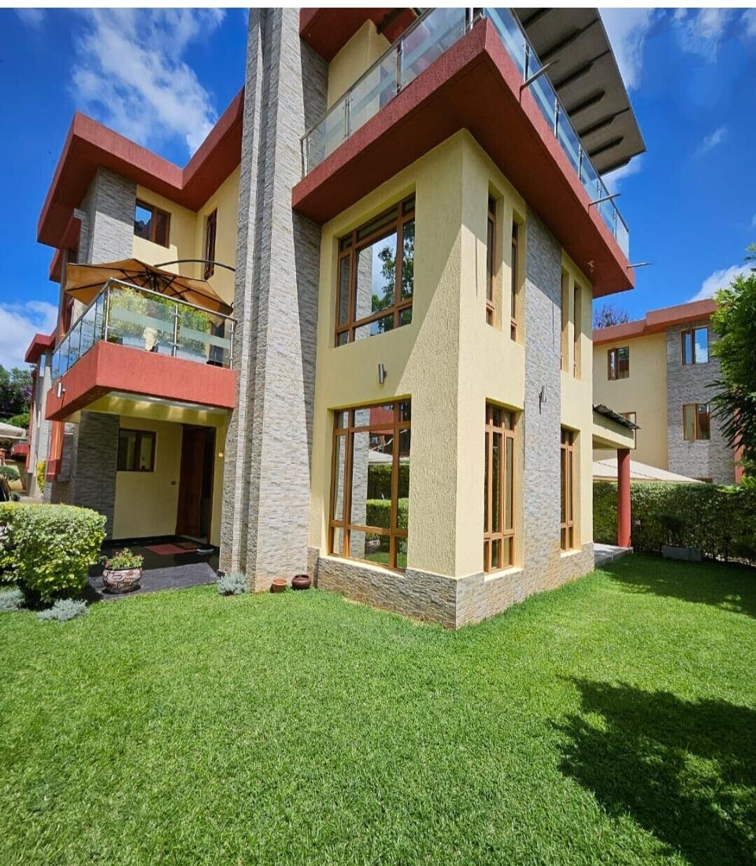 5-Ensuite Townhouse with Private Garden & Designer Kitchen - Lavington