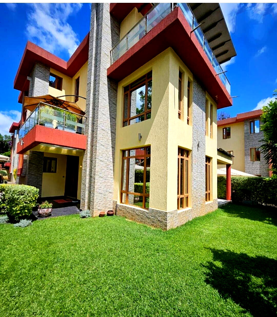 5-Ensuite Townhouse with Private Garden & Designer Kitchen - Lavington