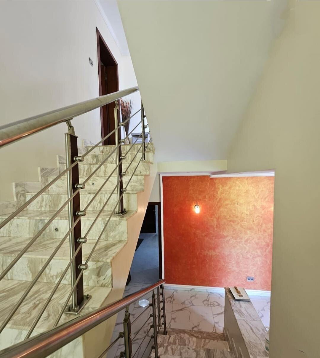 5-Ensuite Townhouse with Private Garden & Designer Kitchen - Lavington