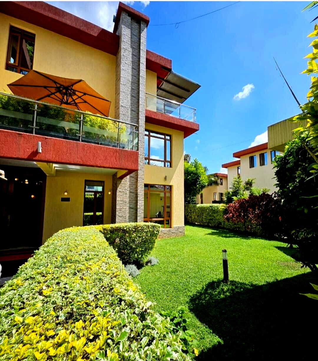 5-Ensuite Townhouse with Private Garden & Designer Kitchen - Lavington