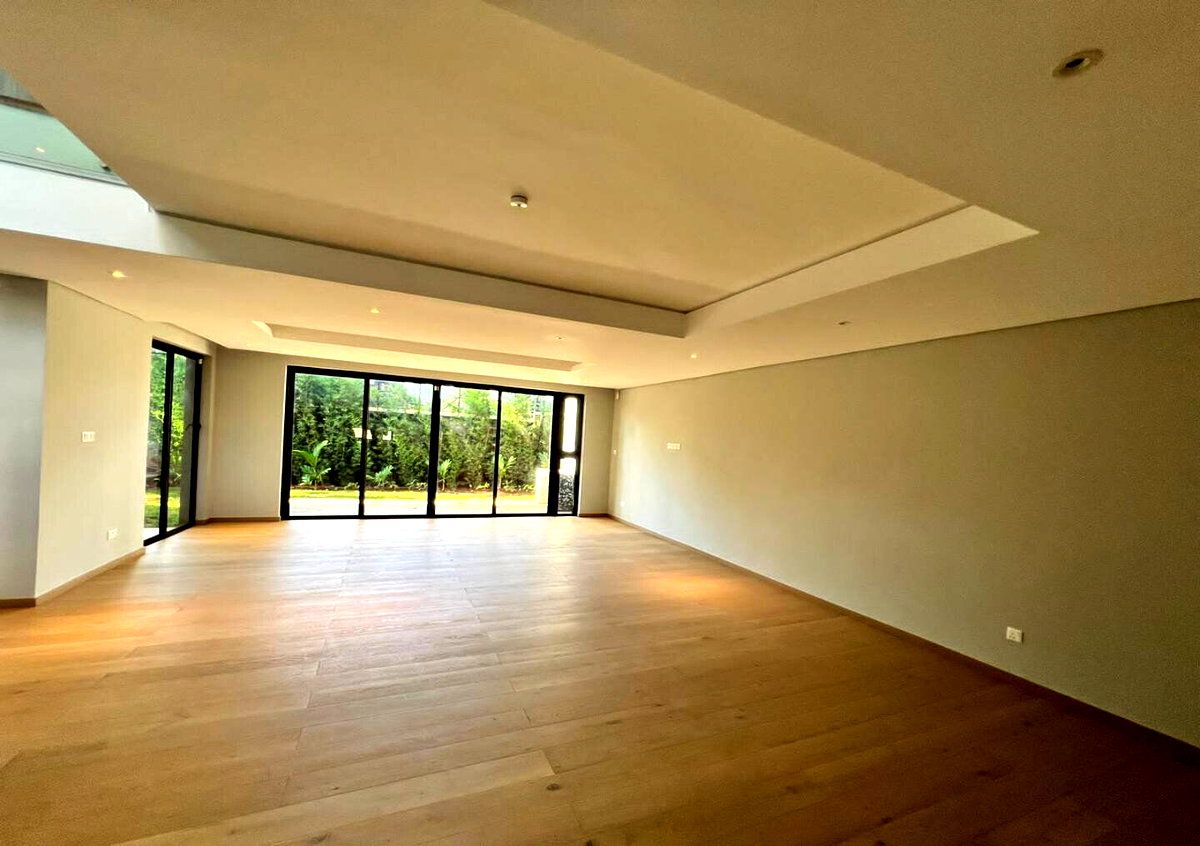 5-Bed Luxury Villa with Italian Kitchen & Clubhouse Access - Spring Valley