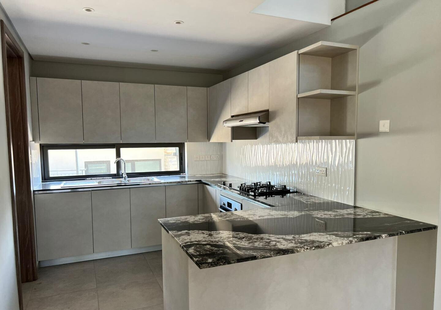 5-Bed Luxury Villa with Italian Kitchen & Clubhouse Access - Spring Valley