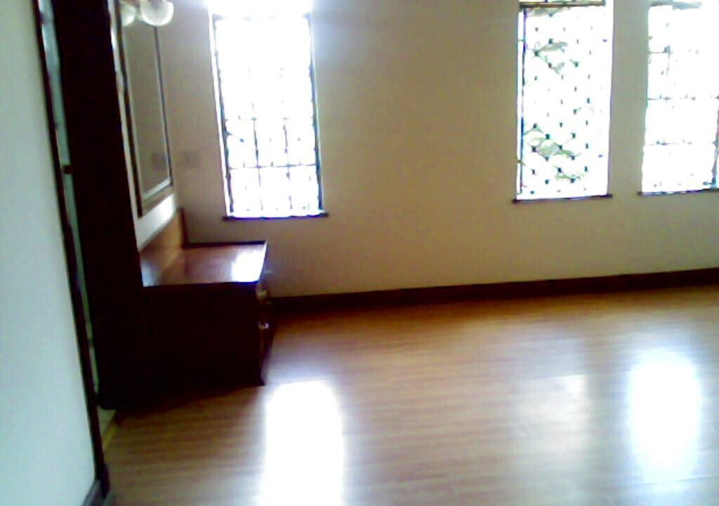 5BR Townhouse on Half-Acre with Mature Garden - Nyari