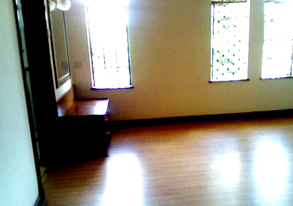 5BR Townhouse on Half-Acre with Mature Garden - Nyari