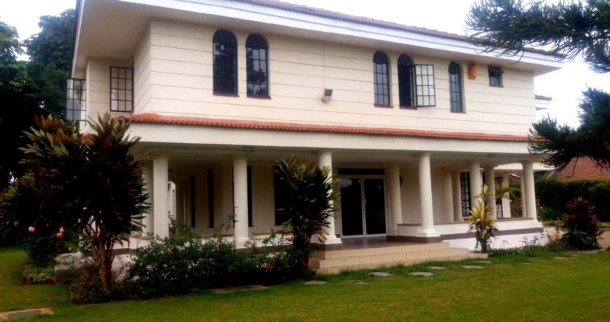 5BR Townhouse on Half-Acre with Mature Garden - Nyari