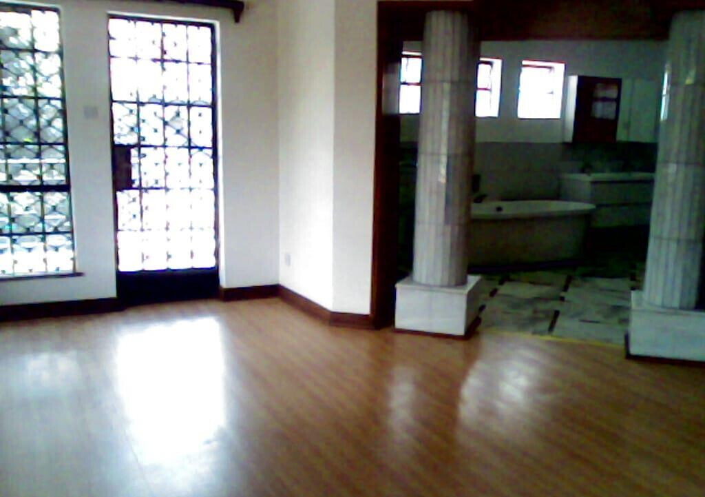 5BR Townhouse on Half-Acre with Mature Garden - Nyari