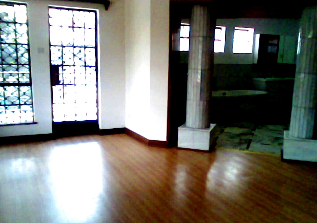 5BR Townhouse on Half-Acre with Mature Garden - Nyari