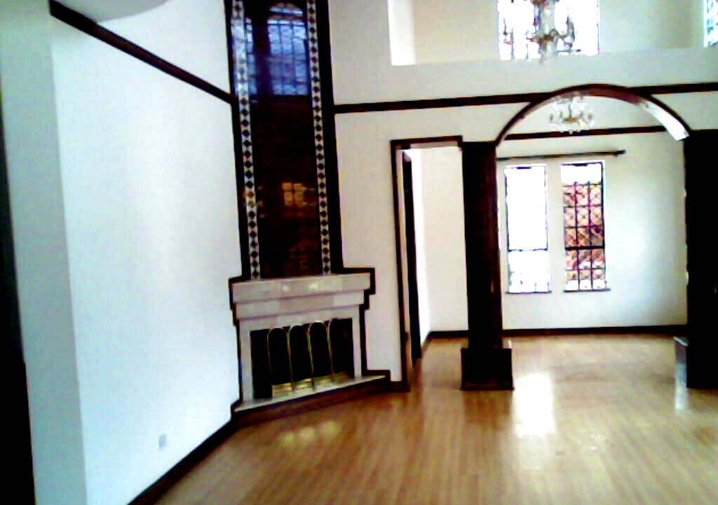 5BR Townhouse on Half-Acre with Mature Garden - Nyari
