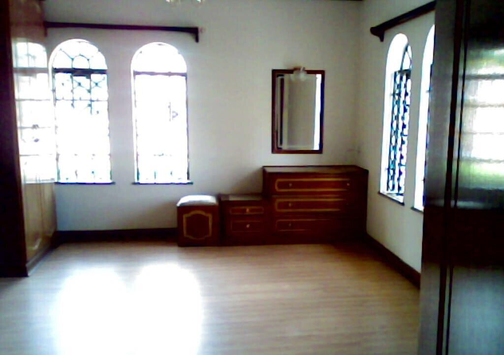 5BR Townhouse on Half-Acre with Mature Garden - Nyari