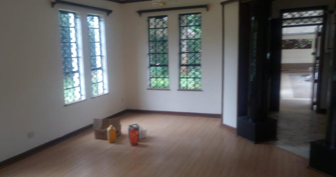 5BR Townhouse on Half-Acre with Mature Garden - Nyari