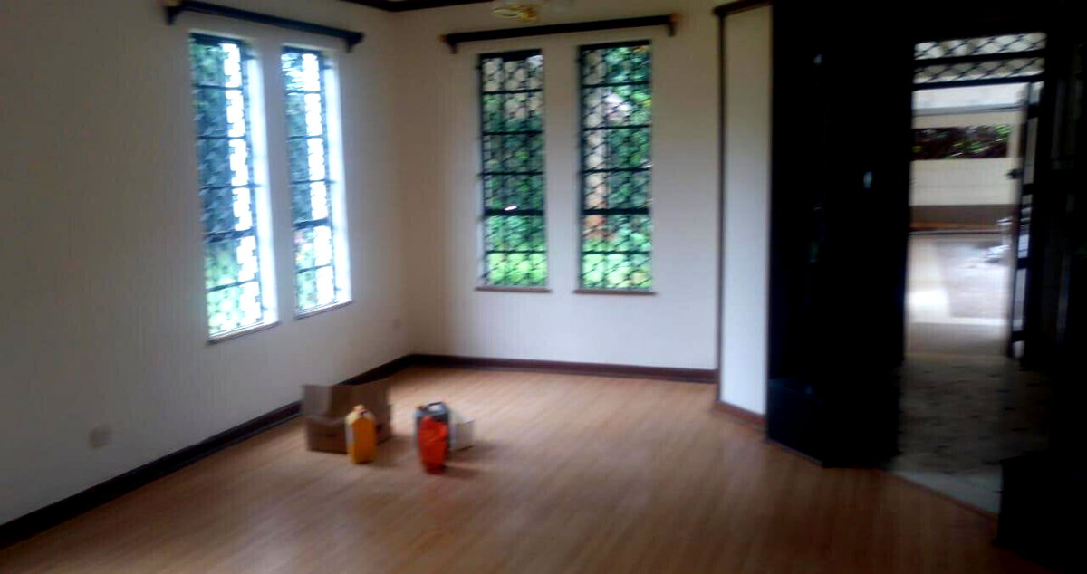 5BR Townhouse on Half-Acre with Mature Garden - Nyari