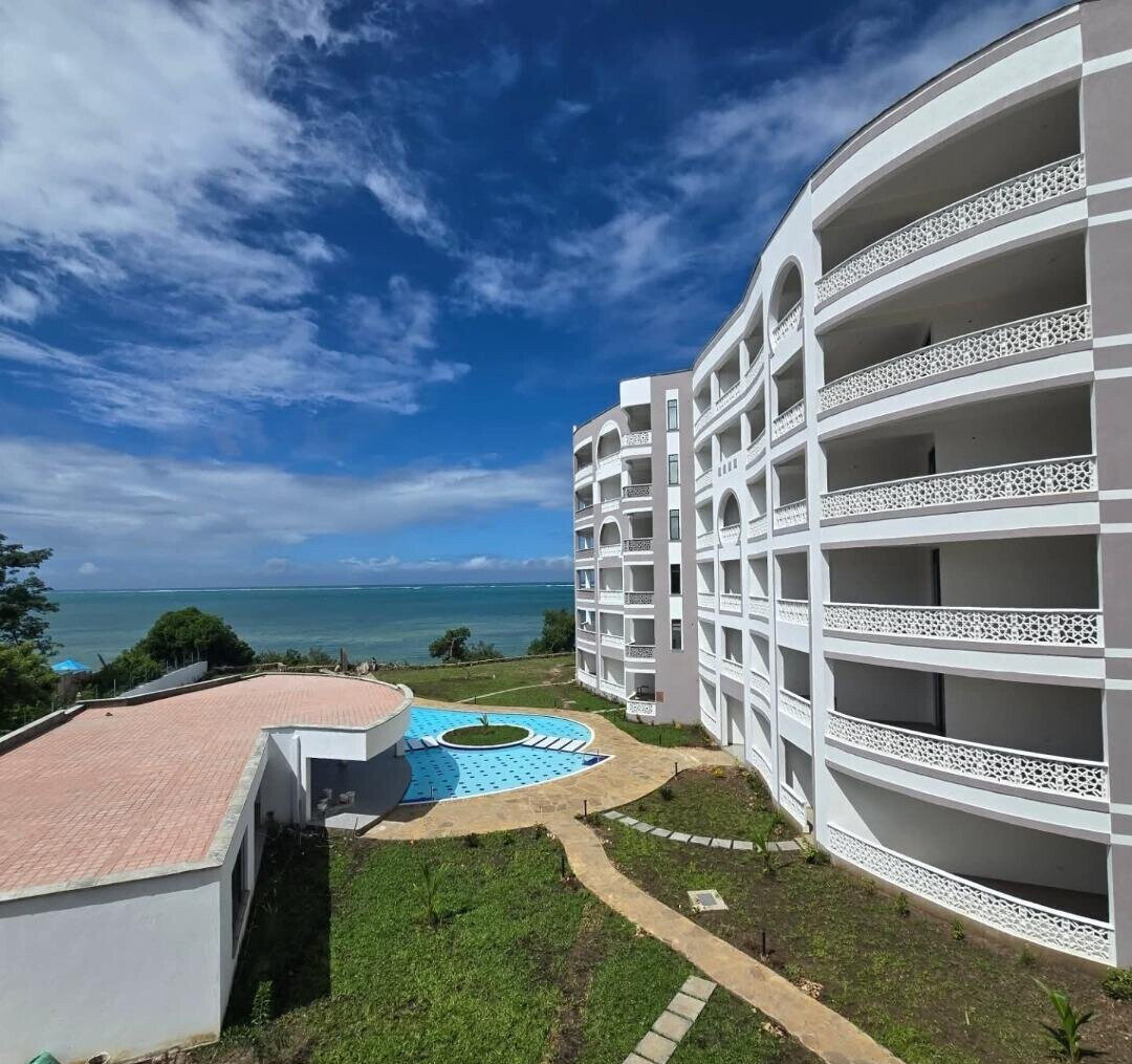 2BR Beachfront All-Ensuite with Infinity Pool & Gym - Nyali