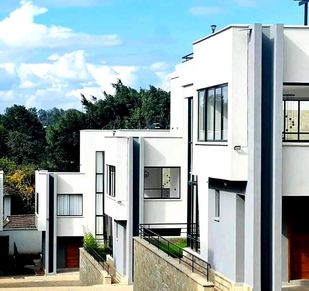5-Ensuite Villas with DSQ & Solar Heating - Lavington