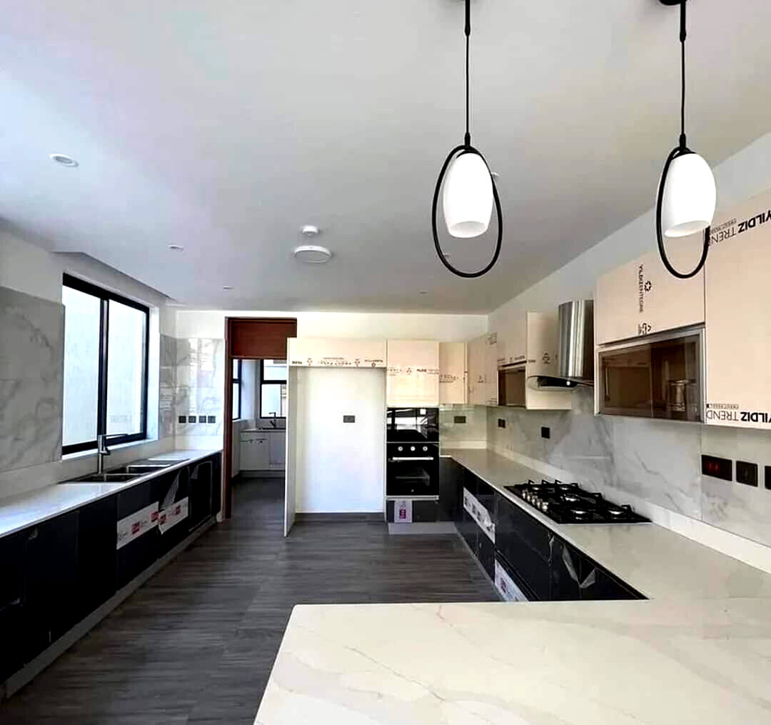 5-Ensuite Villas with DSQ & Solar Heating - Lavington