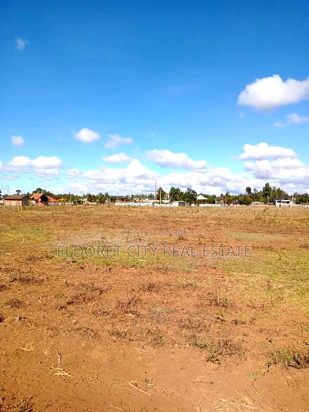 1/4 Plots Rolyton With Title Near Tarmac