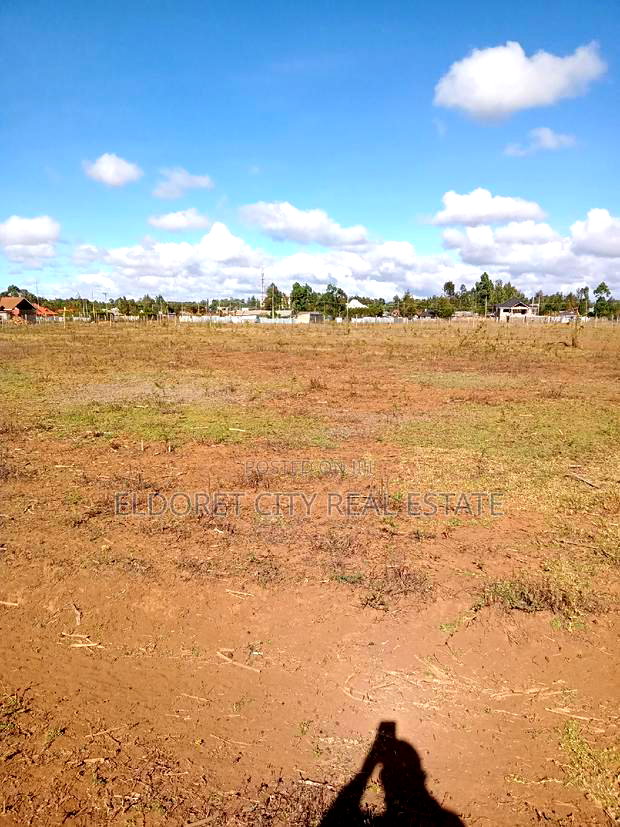 1/4 Plots Rolyton With Title Near Tarmac