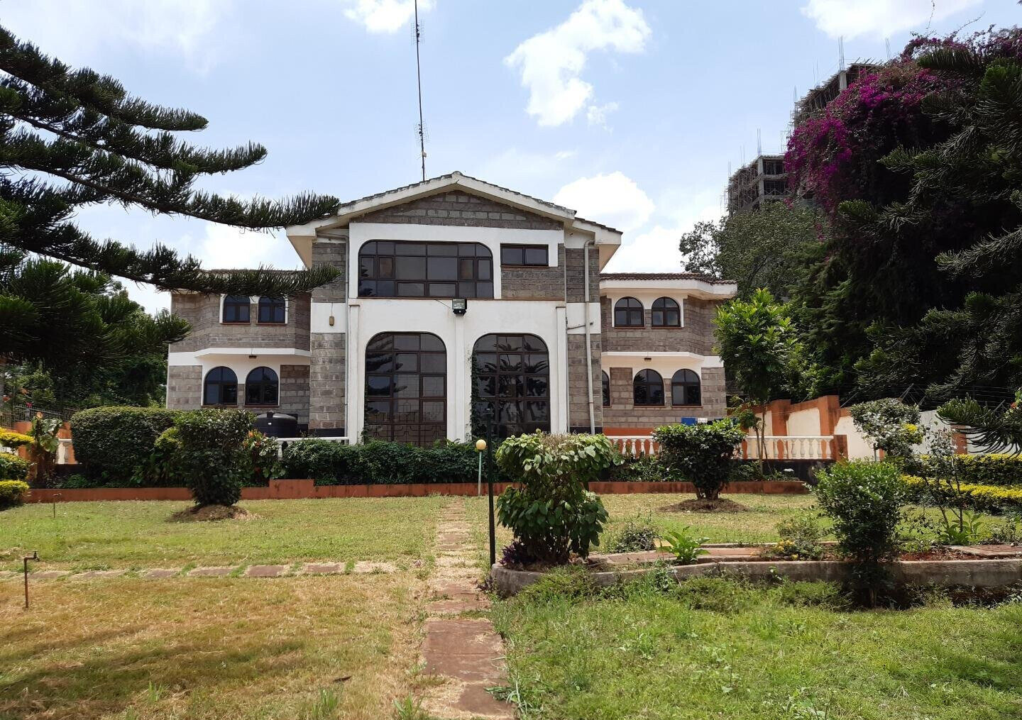 Spacious 6BR Home with Garden