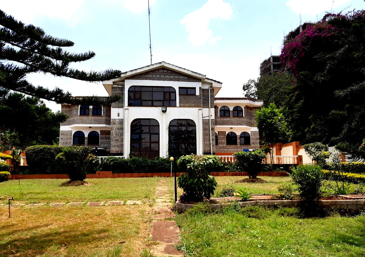 Spacious 6BR Home with Garden