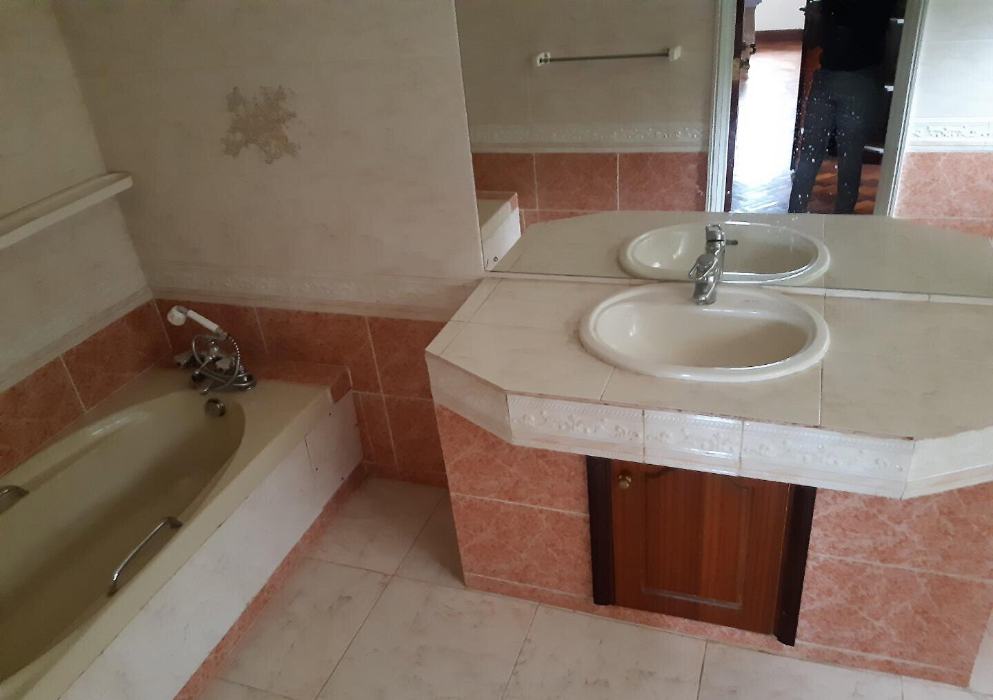 Spacious 6BR Home with Garden