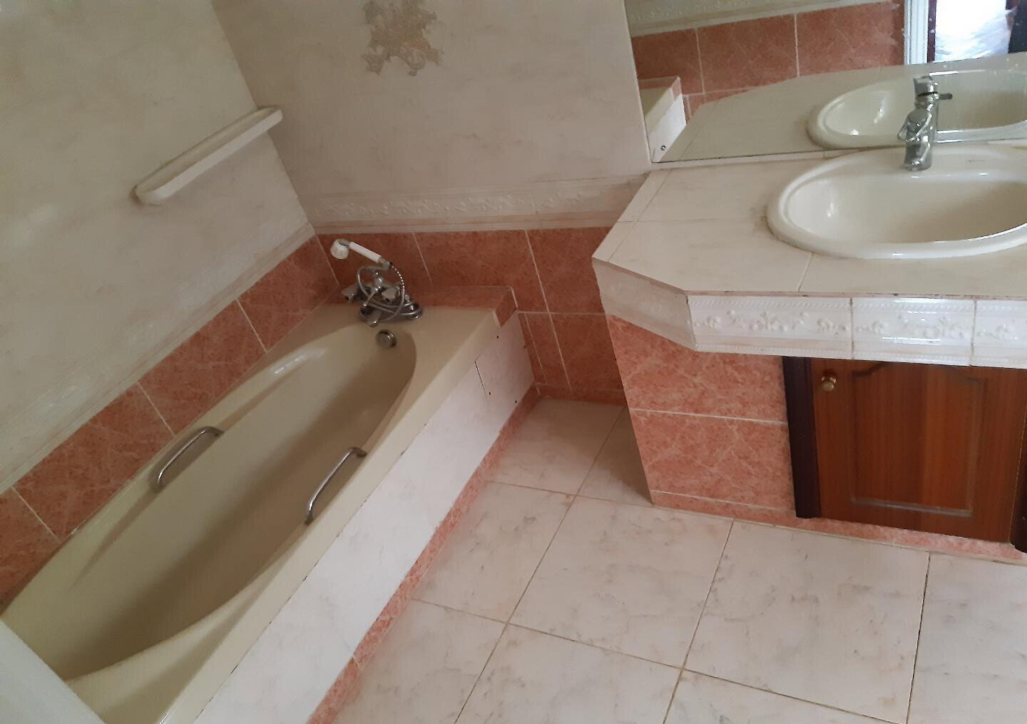 Spacious 6BR Home with Garden