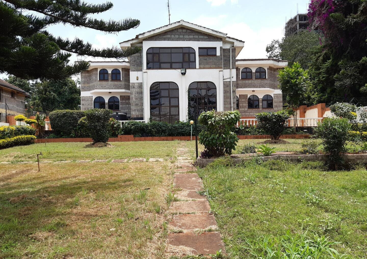Spacious 6BR Home with Garden