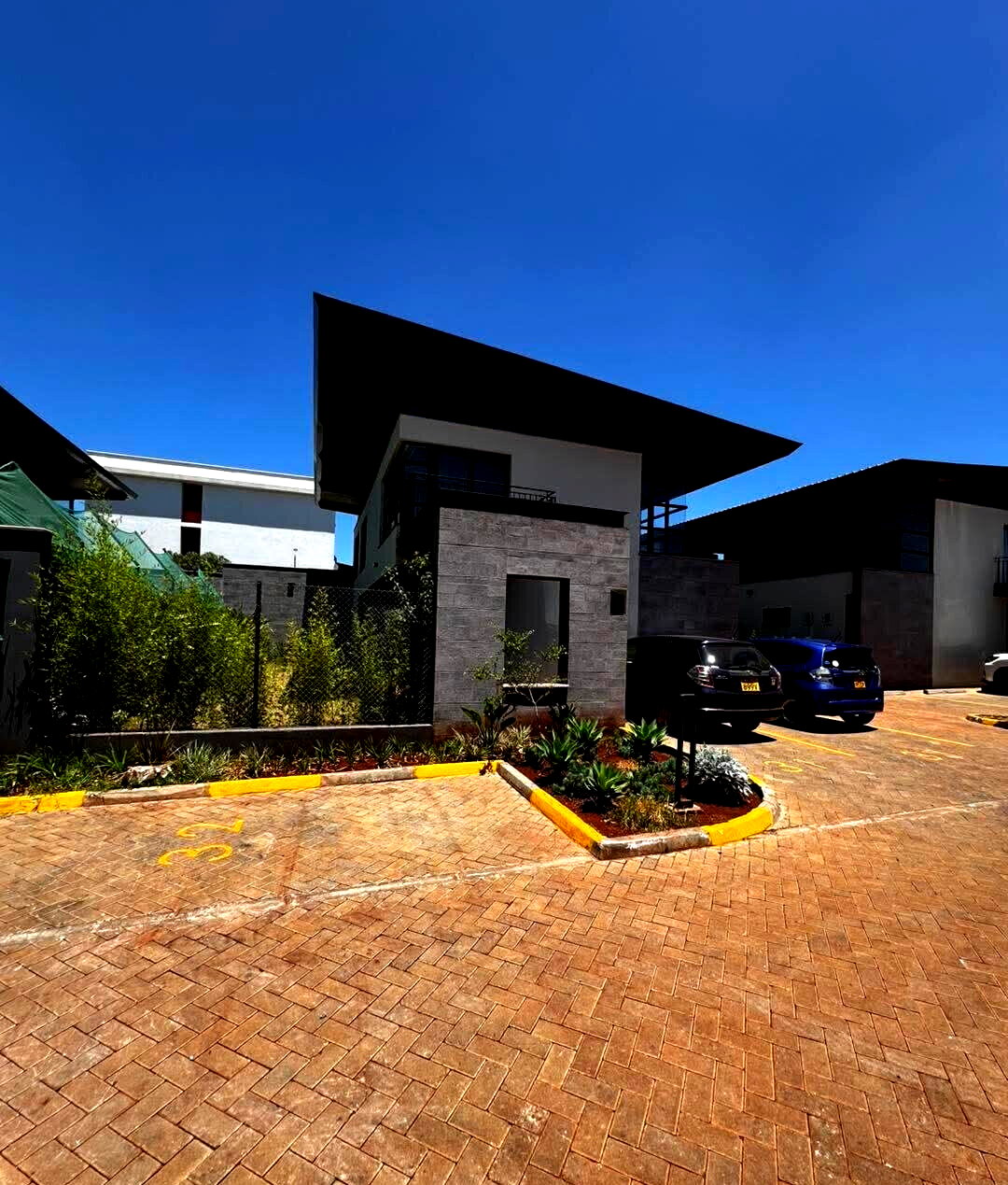 4BR Townhouse with Clubhouse, Pool & Gym - Runda